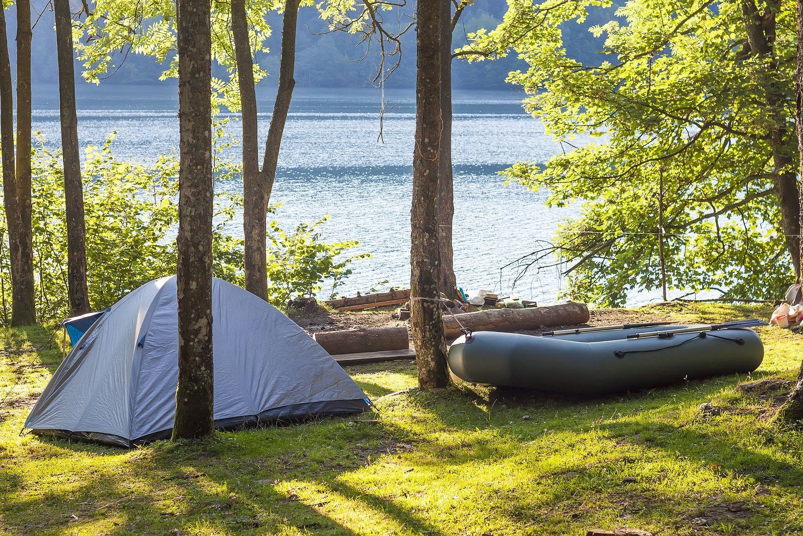 Лодка и палатка на озере